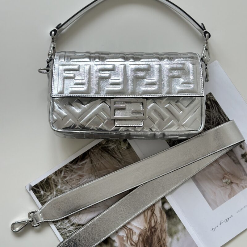 FENDI  出街少不了的Baguette  款号0135AM
