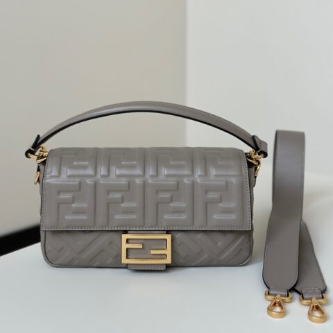 FENDI  出街少不了的Baguette  款号0135AM