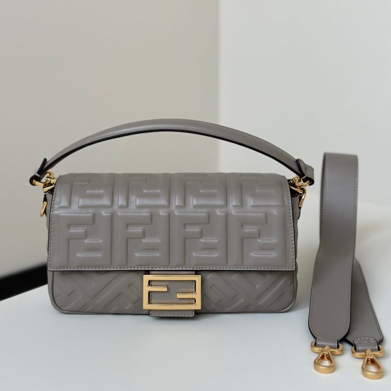 FENDI  出街少不了的Baguette  款号0135AM