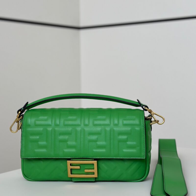 FENDI 出街少不了的Baguette 款号0135AM