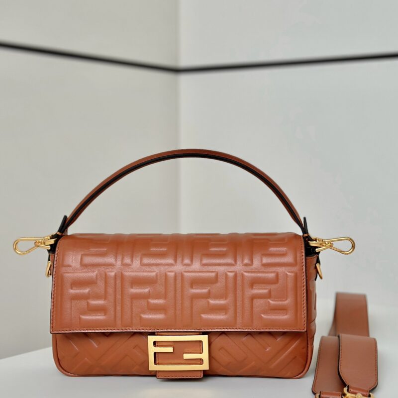 FENDI 出街少不了的Baguette 款号0135AM