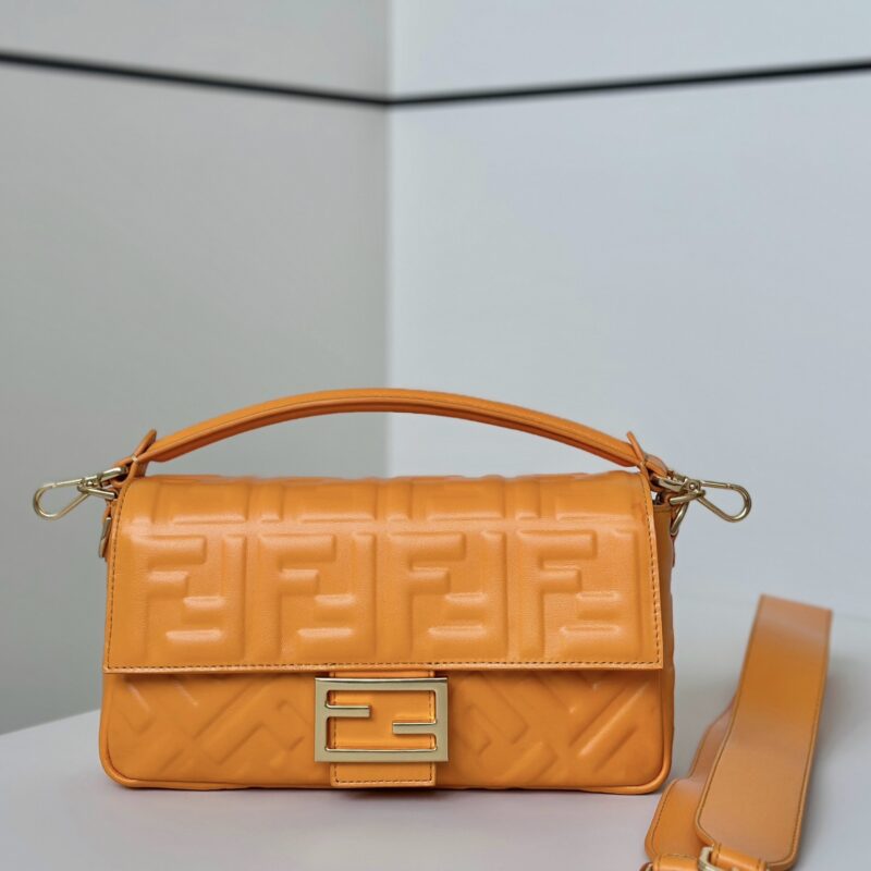 FENDI 出街少不了的Baguette 款号0135AM
