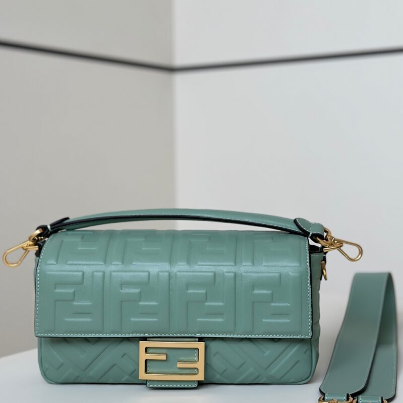 FENDI 出街少不了的Baguette 款号0135AM