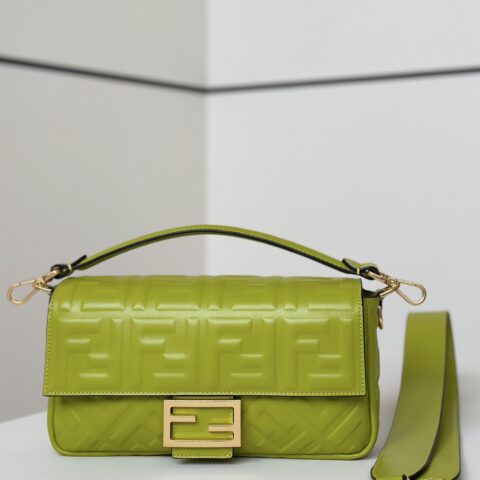 FENDI 出街少不了的Baguette 款号0135AM