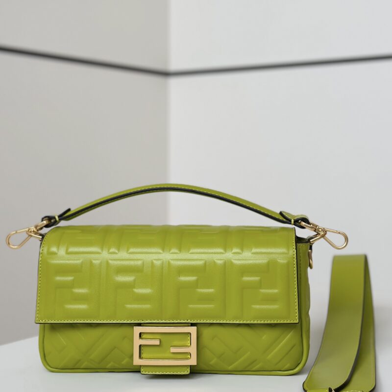 FENDI 出街少不了的Baguette 款号0135AM
