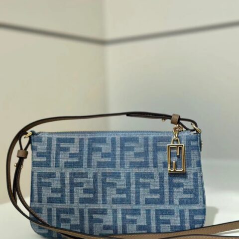 FENDI Baguette 手拿包 款号8BS073