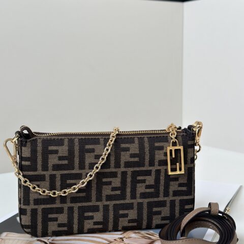 FENDI Baguette 手拿包 款号8BS073