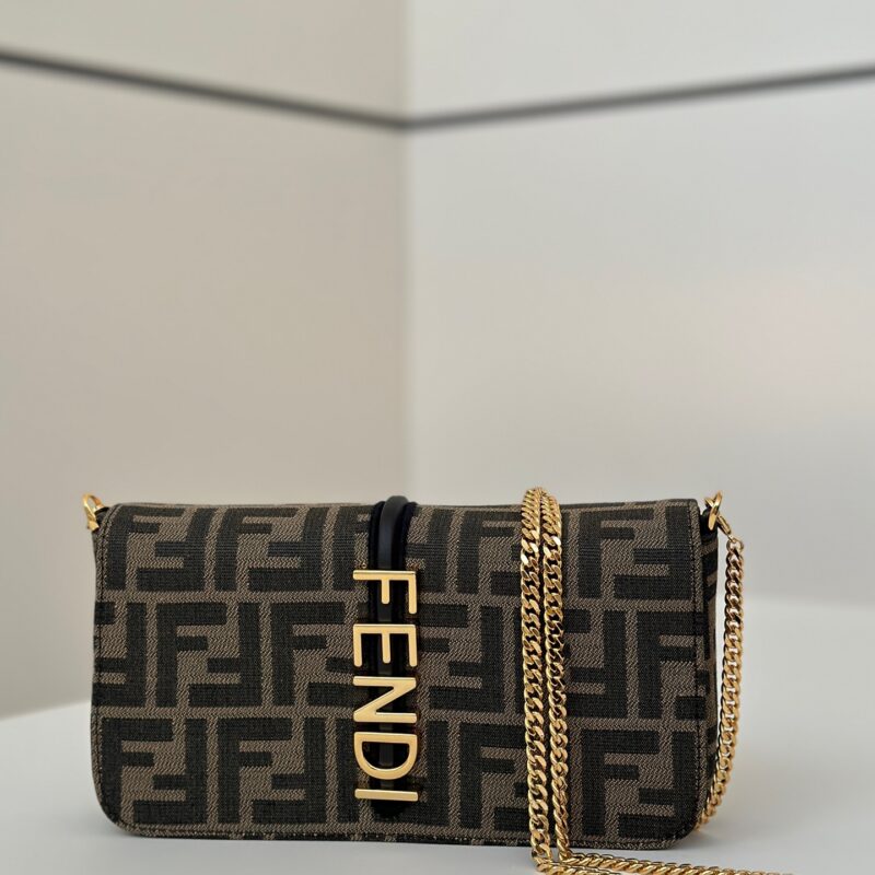 FENDI 小可爱便携的款式 配有单用的卡夹也可以做零钱包 款号：A076