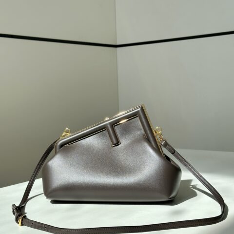FENDI first系列以F为字母作为设计亮点 款号80018m啡