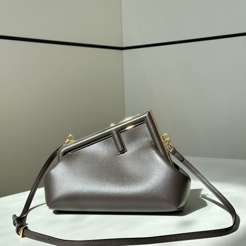 FENDI first系列以F为字母作为设计亮点 款号80018m啡