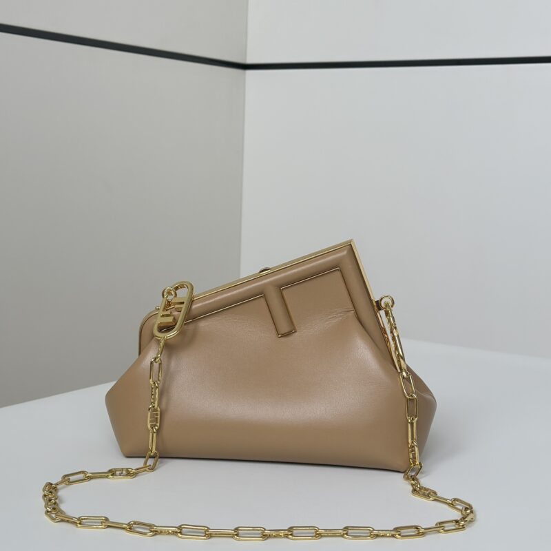FENDI first系列以F为字母作为设计亮点 款号80018m杏