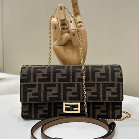 FENDI Baguette链条皮夹 款号 8638