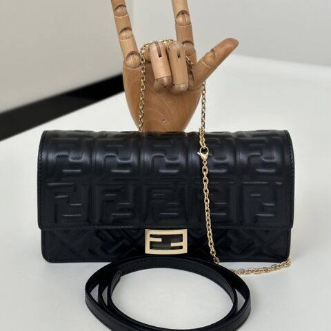 FENDI  Baguette链条皮夹 款号 8638A