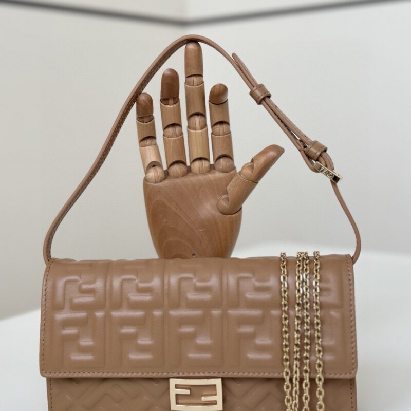 FENDI Baguette链条皮夹 款号 8638A