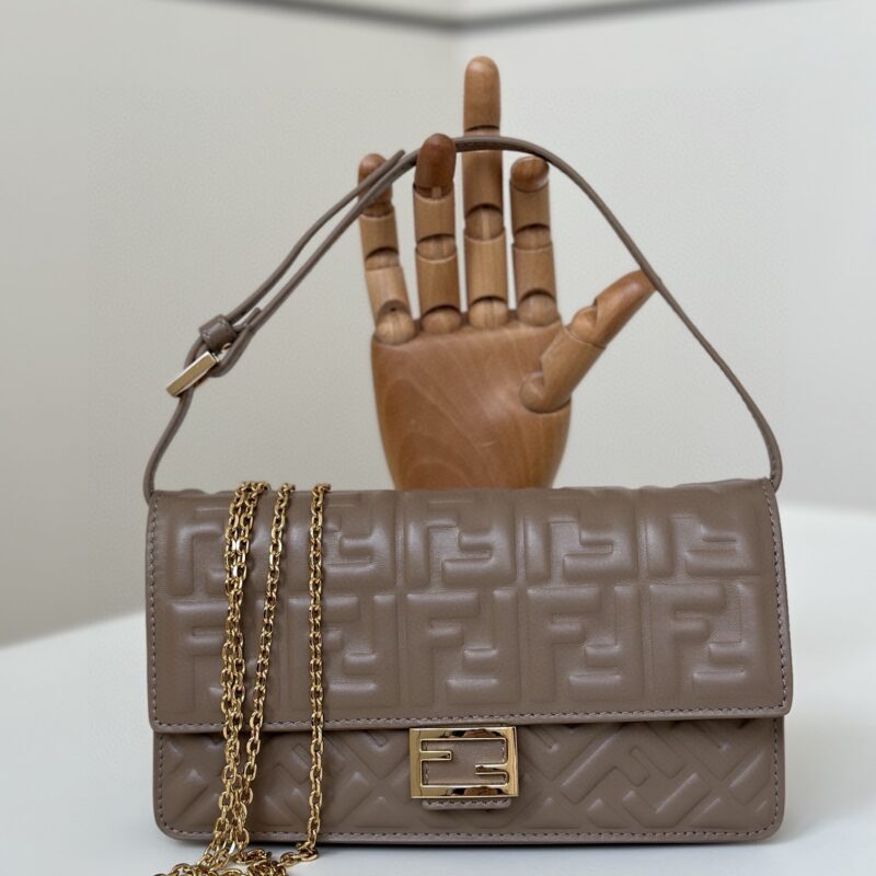 FENDI Baguette链条皮夹 款号 8638A