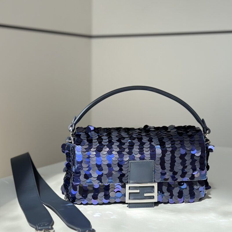 FENDI 法棍🥖外形皆以珠片修饰 款号：8601AL