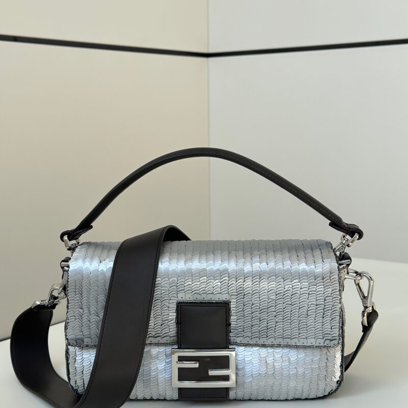 FENDI 经典法棍🥖外形皆以珠片修饰 款号:8602