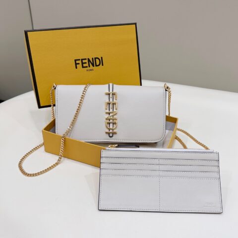 FENDI 小可爱便携的款式 款号：8BS076