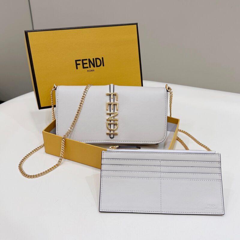 FENDI 小可爱便携的款式 款号：8BS076