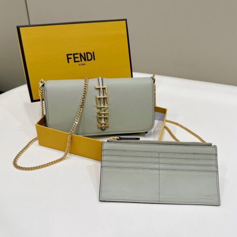 FENDI 小可爱便携的款式 款号：8BS076