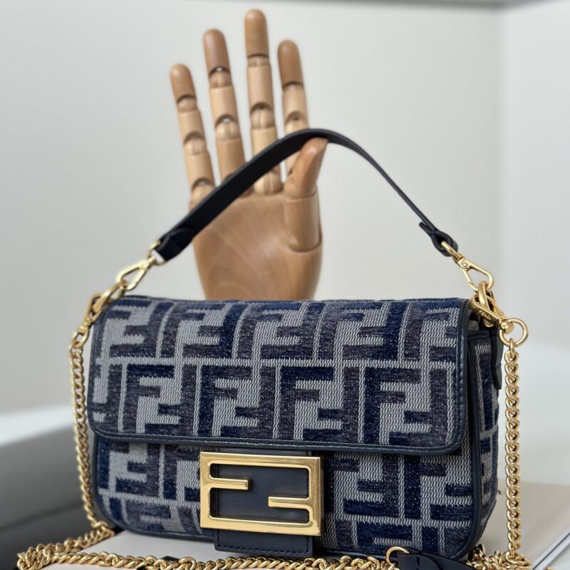 FENDI  小号标志性baguette手袋 款号：8579As