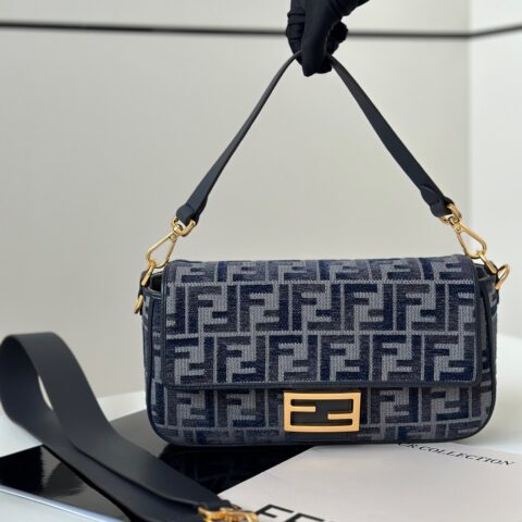FENDI 标志性中号Baguette手袋 款号:8579A