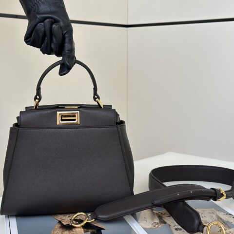 FENDI 𝐏𝐞𝐞𝐤𝐚𝐛𝐨𝐨 经典款 款号:2125cs咖啡