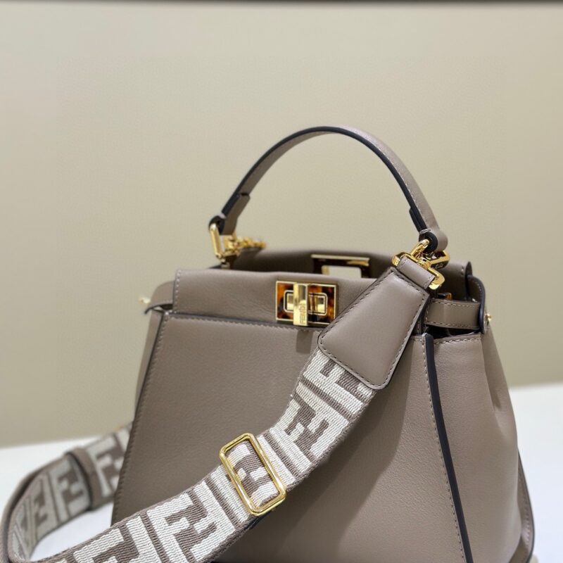 FENDI  鸽子灰𝐏𝐞𝐞𝐤𝐚𝐛𝐨𝐨 经典款 款号:2125