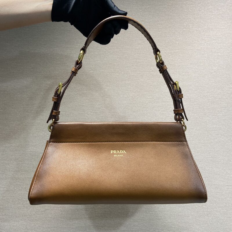 PRADA Enchaîné手袋以复古魅力的廓形为特色 1BC262