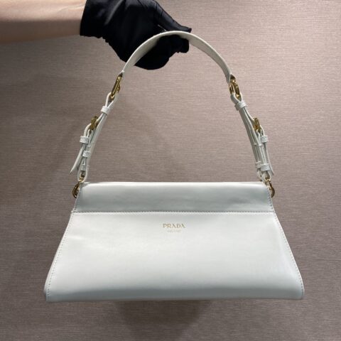 PRADA Enchaîné手袋以复古魅力的廓形为特色 1BC262