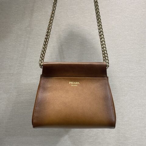PRADA 现代女性化的Enchaîné手袋呼应迷人的复古廓形 1BC263