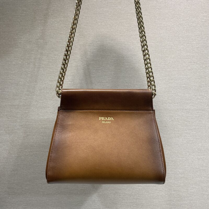 PRADA 现代女性化的Enchaîné手袋呼应迷人的复古廓形 1BC263