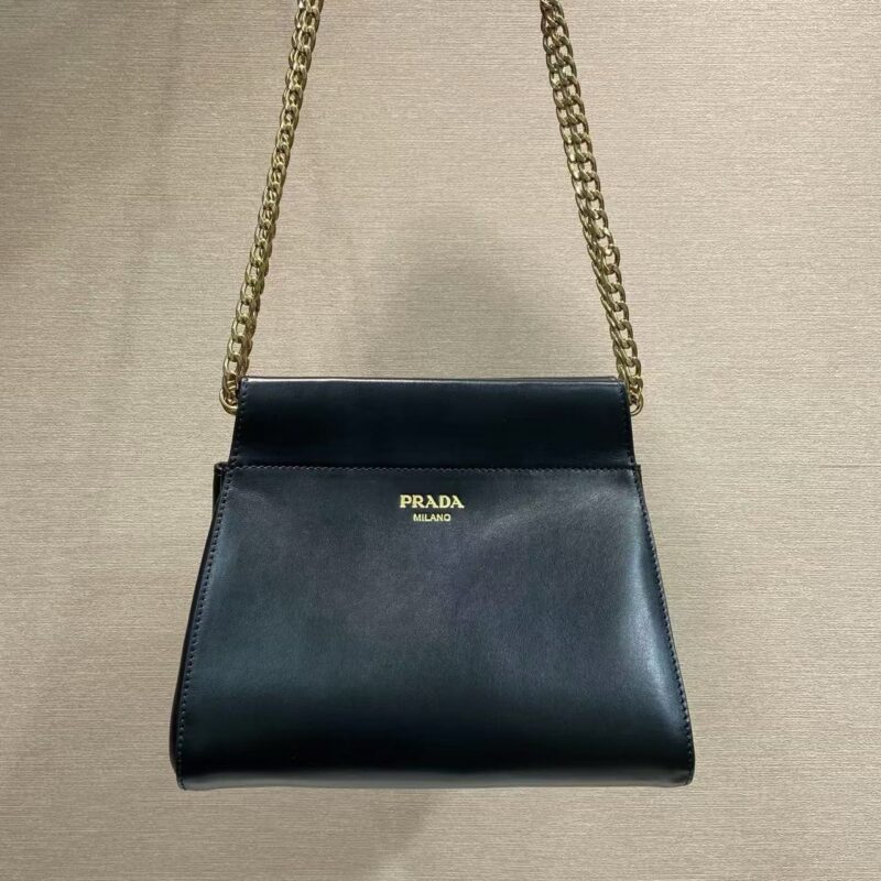 PRADA 现代女性化的Enchaîné手袋呼应迷人的复古廓形 1BC263