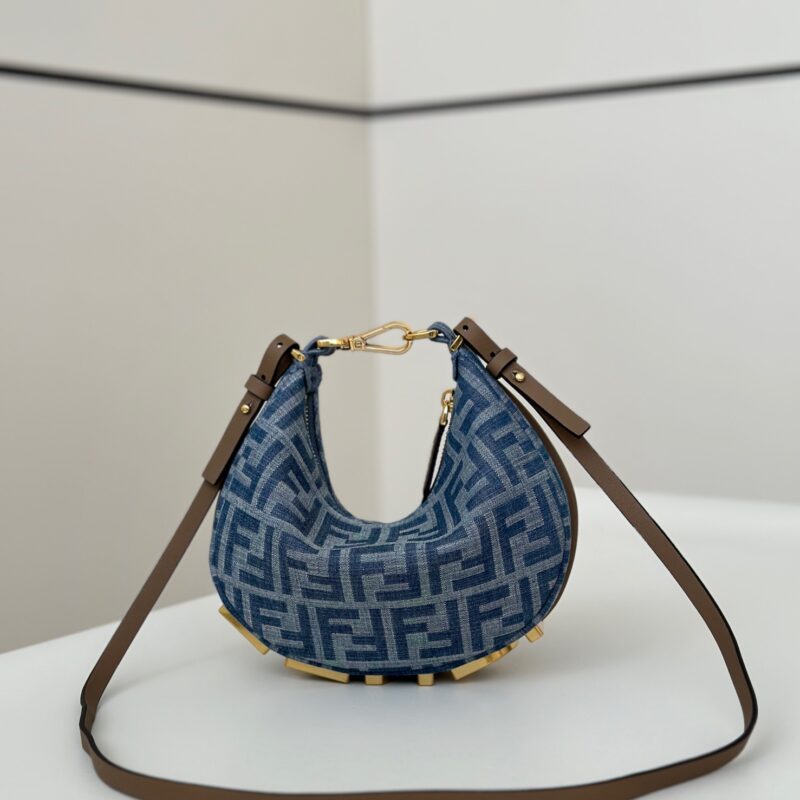 FENDI Fendigraphy 款号：8657