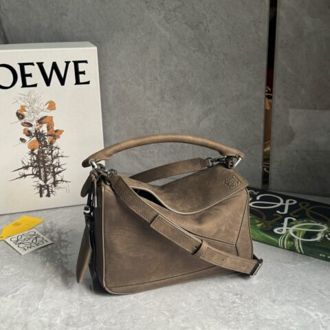 LOEWE 新款牛巴革𝓟𝓾𝔃𝔃𝓵𝓮|棕色色系 0189