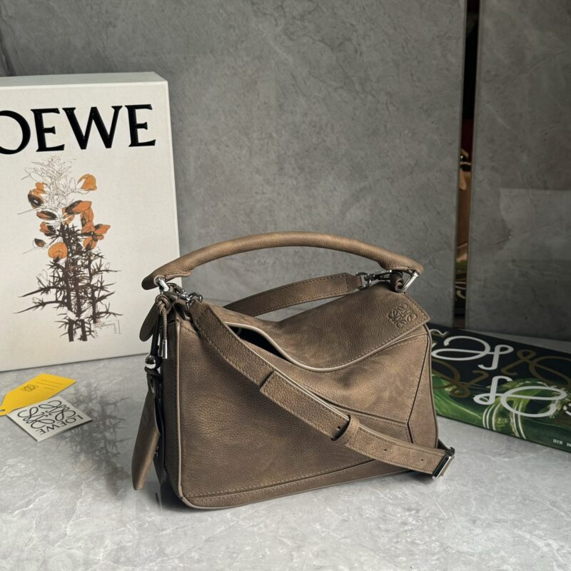 LOEWE 新款牛巴革𝓟𝓾𝔃𝔃𝓵𝓮|棕色色系 0189