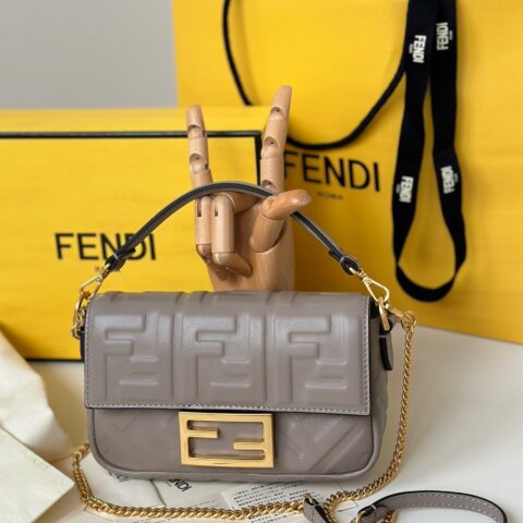 FENDI 出街少不了的Baguette 款号0135AS