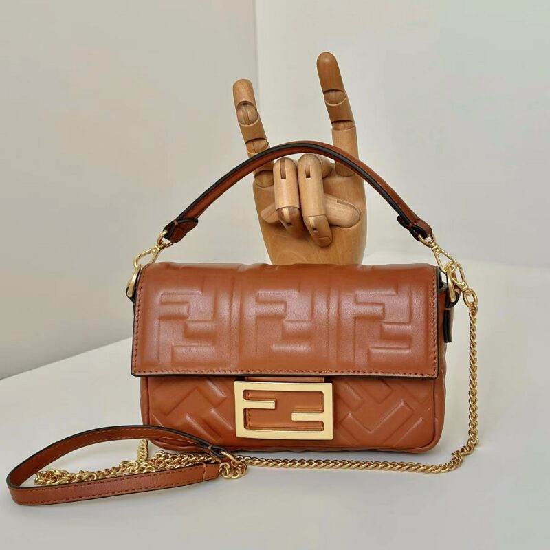 FENDI 出街少不了的Baguette  款号0135s