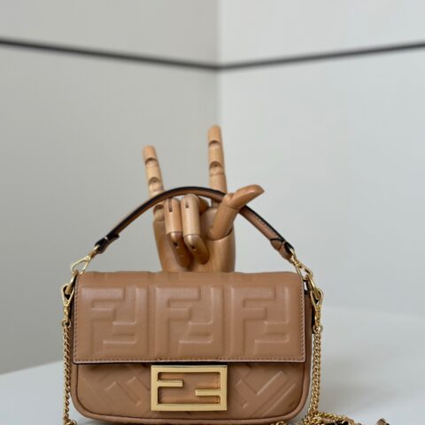 FENDI 出街少不了的Baguet 款号0135AS