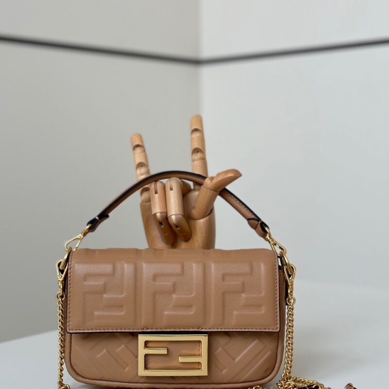FENDI 出街少不了的Baguet 款号0135AS
