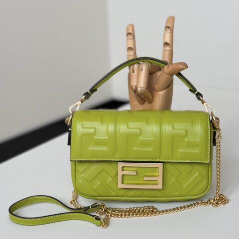 FENDI 出街少不了的Baguette 款号0135AS