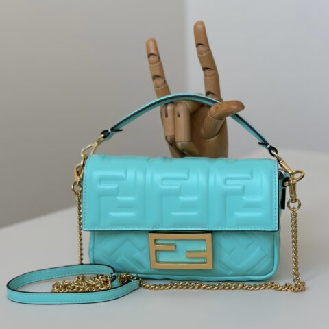 FENDI 出街少不了的Baguette 款号0135AS