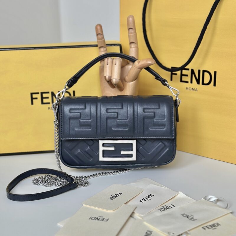 FENDI 出街少不了的Baguette 款号0135AS