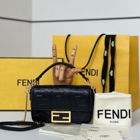 FENDI 出街少不了的Baguette 款号0135AS