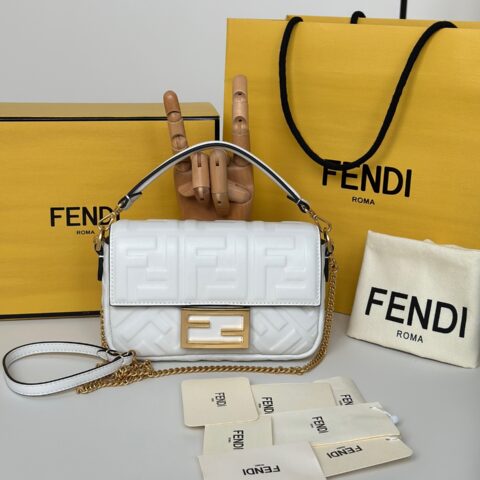 FENDI  出街少不了的Baguette 款号0135AS