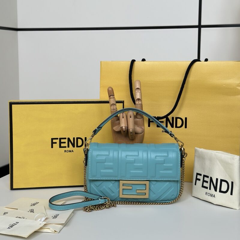 FENDI 出街少不了的Baguette 款号0191S