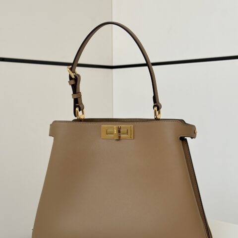FENDI 最新标志性𝐏𝐄𝐄𝐊𝐀𝐁𝐎𝐎 中号手袋 款号80172
