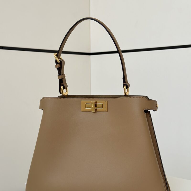 FENDI 最新标志性𝐏𝐄𝐄𝐊𝐀𝐁𝐎𝐎 中号手袋 款号80172