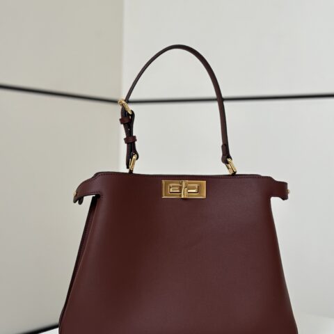 FENDI 最新标志性𝐏𝐄𝐄𝐊𝐀𝐁𝐎𝐎 中号手袋 款号80172