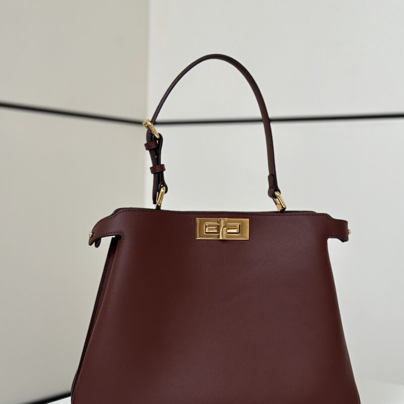 FENDI 最新标志性𝐏𝐄𝐄𝐊𝐀𝐁𝐎𝐎 中号手袋 款号80172